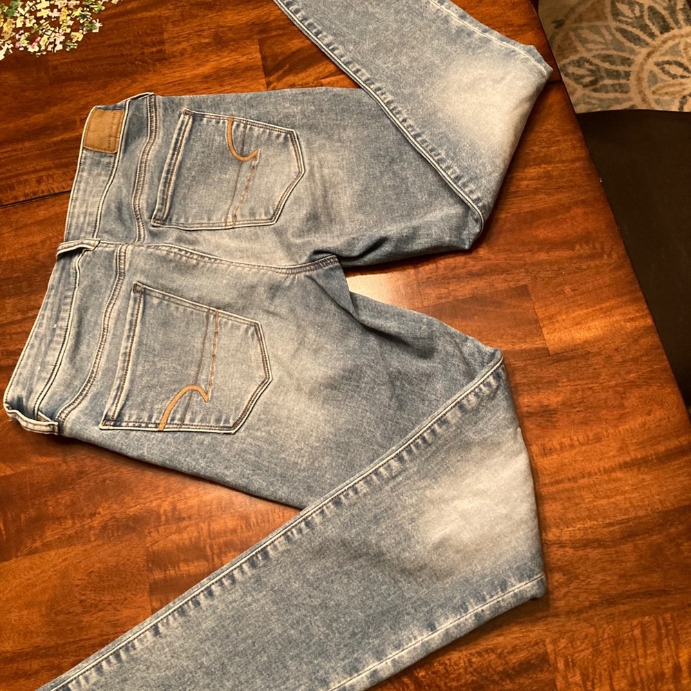light wash american eagle jeans